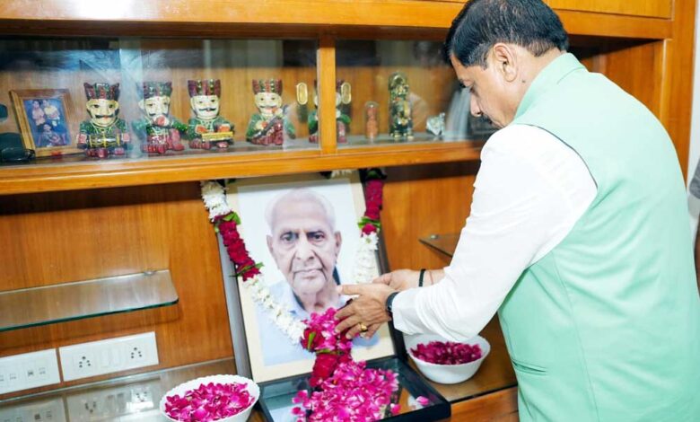 मुख्यमंत्री-डॉ.-यादव-ने-जोधपुर-में-रेल-मंत्री-वैष्णव-के-पिता-को-श्रद्धांजलि-अर्पित-की