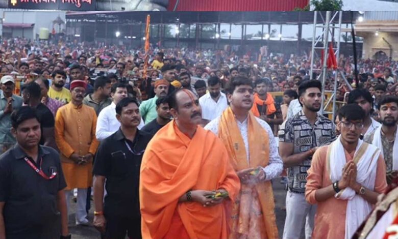 कुबेरेश्वरधाम-में-गुरु-पूर्णिमा-महोत्सव-के-तहत-गुरु-दीक्षा-और-प्रवचन-का-आयोजन-,-श्रद्धालुओं-को-दी-जा-रही-गुरु-दीक्षा,-नुक्ती-का-लगाएंगे-भोग