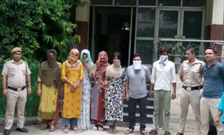 दिल्ली-में-गिरफ्तार-हुए-7-बांग्लादेशी,-महिलाओं-की-ड्रेस-में-करते-थे-ठगी-और-वसूली