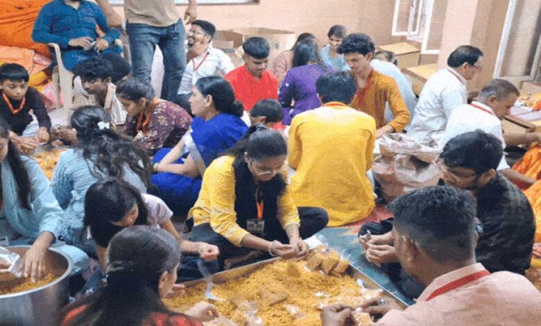 गुरु-पूर्णिमा-के-मौके-पर-खंडवा-में-अतिथि-देवो-भव:-की-परंपरा-निभाई-जा-रही-,आने-वालों-के-लिए-खाना-पीना-पूरी-तरह-से-फ्री