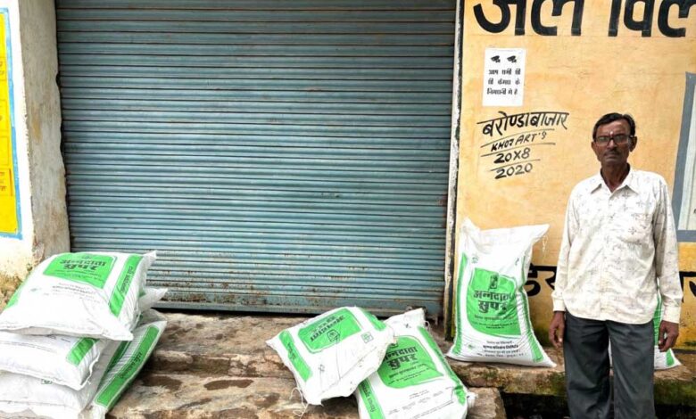 रायपुर-:-सहकारी-समिति-बरोंडाबाज़ार-में-सुगम-खाद-वितरण-व्यवस्था:-किसानों-ने-जताई-खुशी