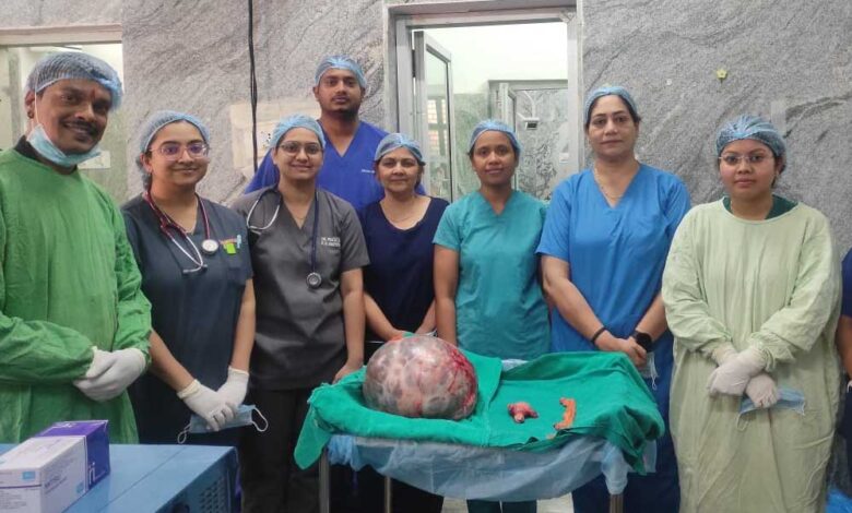 रायपुर-:-सिम्स-में-जटिल-सर्जरी,-65-वर्षीय-महिला-के-पेट-से-निकाला-गया-10-किलो-से-अधिक-वजन-का-ट्यूमर