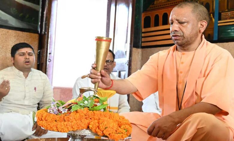 सावन-के-पहले-दिन-सीएम-योगी-ने-किया-रुद्राभिषेक,-प्रदेशवासियों-के-सुख-समृद्धि-की-कामना