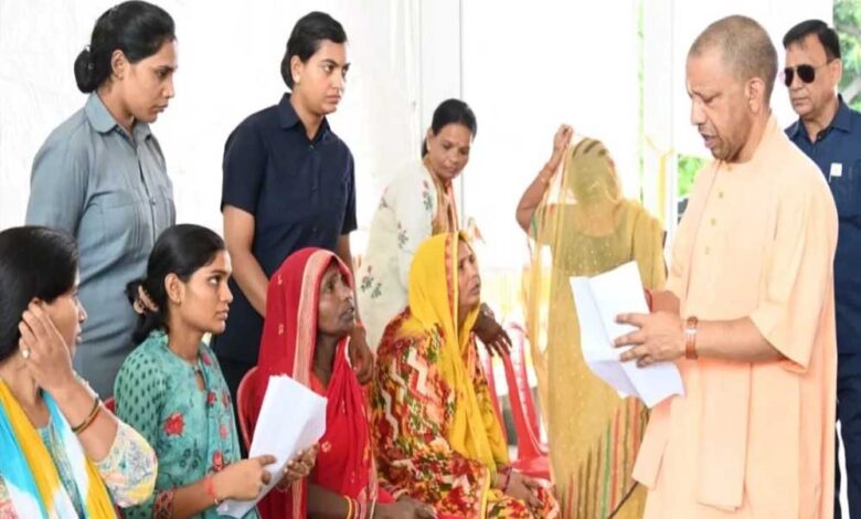 सीएम-योगी-ने-मंदिर-परिसर-में-जनता-दर्शन-किया,-200-लोगों-की-समस्याओं-को-सुना
