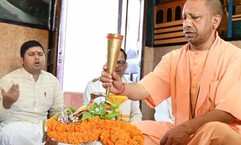 सीएम-योगी-ने-सावन-के-पहले-दिन-किया-रुद्राभिषेक,-प्रदेशवासियों-के-आरोग्यमय,-सुखमय-जीवन-की-कामना-की