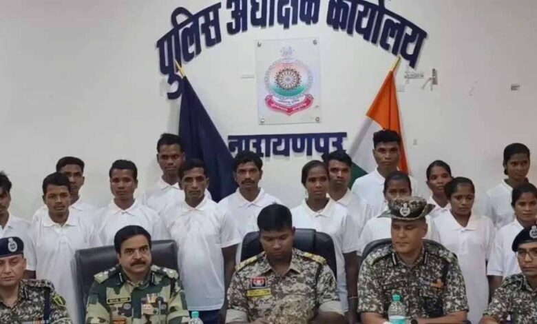 नक्सलवाद-के-खिलाफ-अभियान-जारी,-8-महिला-समेत-22-नक्सलियों-ने-किया-सरेंडर