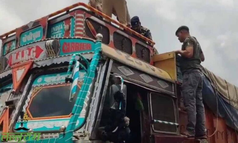 ‘पुष्पा’-स्टाइल-में-तस्करी-का-खुलासा:-ट्रक-की-तलाशी-में-मिला-गांजे-का-जखीरा,-दो-तस्कर-गिरफ्तार