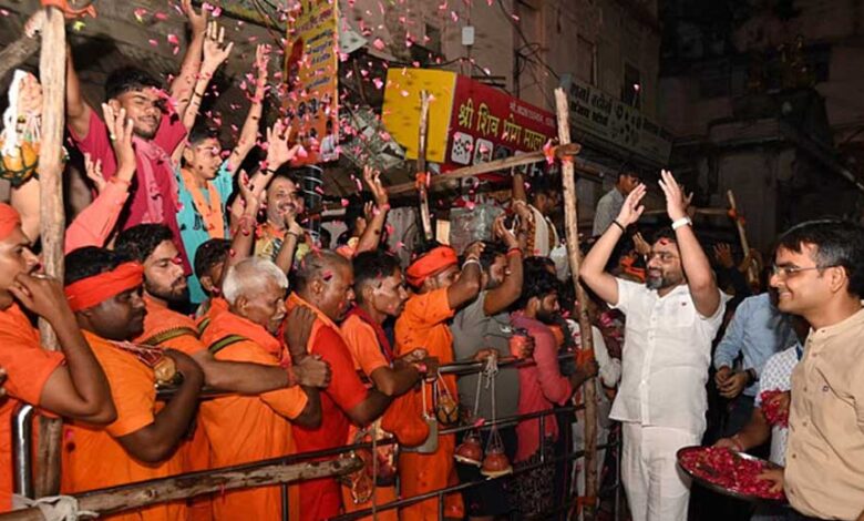 वाराणसी-में-सावन-के-पहले-सोमवार-पर-उमड़े-श्रद्धालु,-काशी-विश्वनाथ-मंदिर-की-सुरक्षा-बढ़ी
