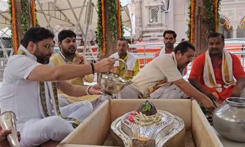 काशी-में-सोमवासरीय-रुद्राभिषेक:-सप्तऋषि-आरती-के-दिव्य-दर्शन,-भोलेनाथ-के-जयकारों-से-गुंजा-धाम
