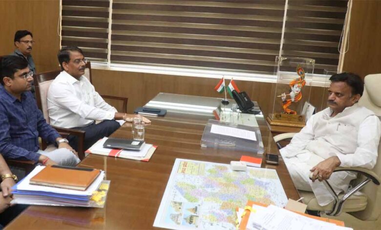 चिकित्सा-सेवाओं-के-सुदृढ़ीकरण-के-लिए-अधोसंरचना-विकास-और-मानव-संसाधन-उपलब्धता-समयसीमा-में-हो-:-उप-मुख्यमंत्री-शुक्ल