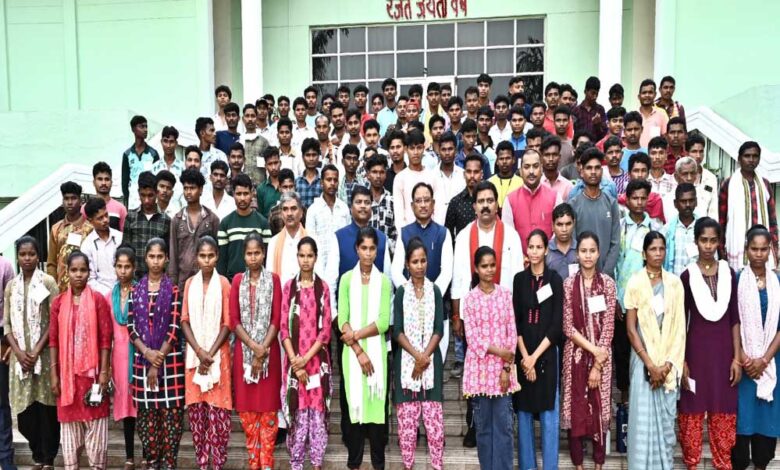रायपुर-:-बस्तर-के-बच्चों-का-स्वर्णिम-भविष्य-सुनिश्चित-करने-के-लिए-सरकार-प्रतिबद्ध-–-मुख्यमंत्री-विष्णुदेव-साय