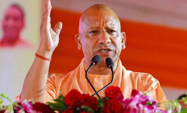 सोशल-मीडिया-पर-फेक-अकाउंट-से-जातीय-तनाव-फैलाने-वालों-पर-सख्त-होगी-कार्रवाई:-cm-योगी