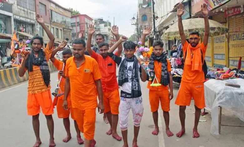 प्रयागराज-में-कांवड़ियों-और-नमाजियों-के-बीच-हिंसक-झड़प,-भगवा-ध्वज-फाड़ने-और-लूट-का-आरोप