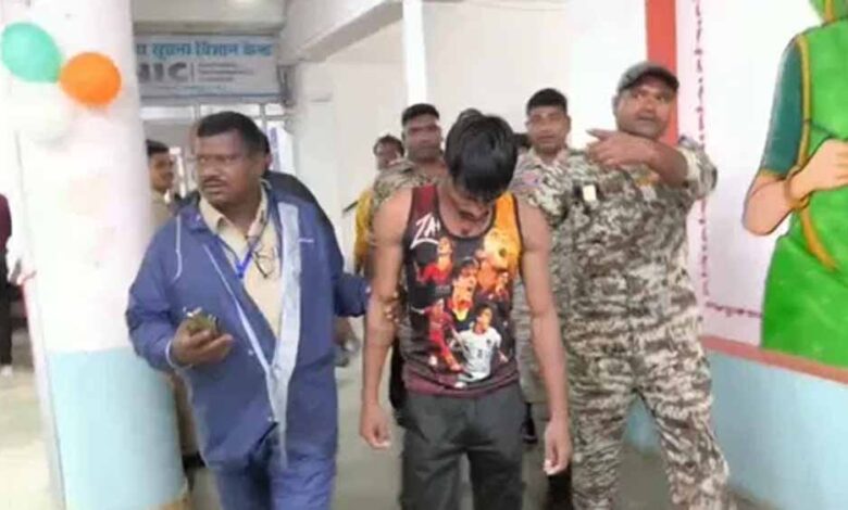 आवास-की-मांग-में-आत्मदाह-का-प्रयास:-युवक-ने-कलेक्ट्रेट-के-सामने-खुद-पर-डाला-पेट्रोल