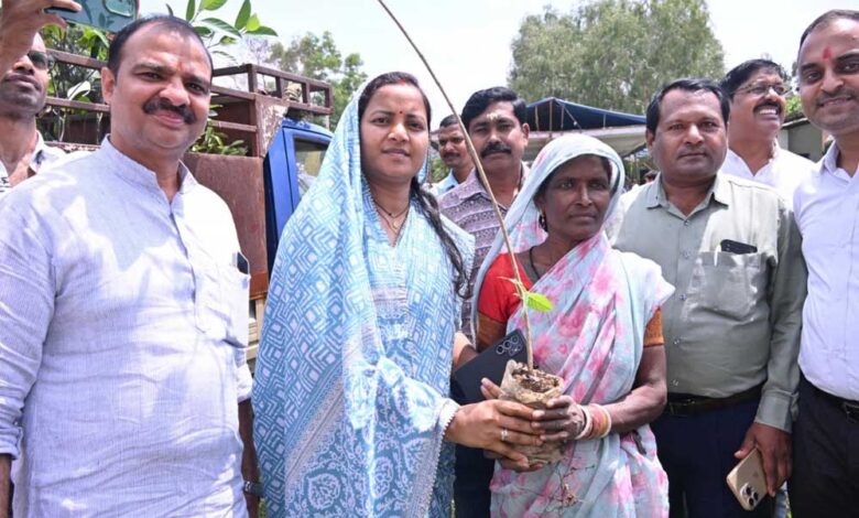 रायपुर-:-मंत्री-श्रीमती-लक्ष्मी-राजवाड़े-ने-चरण-पादुका-का-किया-वितरण