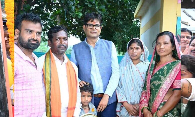 रायपुर-:-बिरहोर-परिवार-के-गृह-प्रवेश-में-पहुंचे-वित्त-मंत्री-ओपी.चौधरी,-परिवार-के-नन्हे-बच्चे-से-कटवाया-फीता