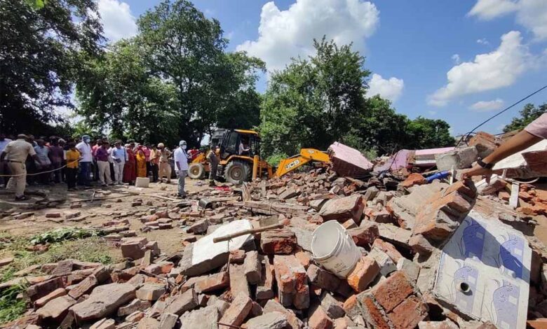 उन्नाव-में-पटाखा-धमाका:-युवक-की-दर्दनाक-मौत,-बस्ती-में-गड्ढे-से-मिले-तीन-मासूमों-के-शव