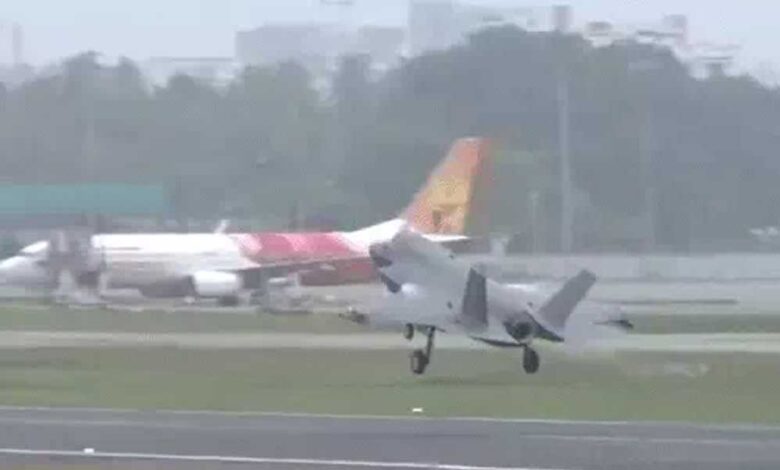 केरल-से-ब्रिटिश-रॉयल-नेवी-का-f-35b-लड़ाकू-विमान-उड़ा,-एक-महीने-के-इंतजार-के-बाद-भरी-उड़ान