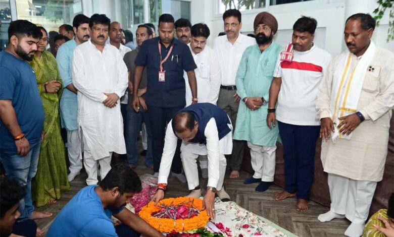 मुख्यमंत्री-विष्णु-देव-साय-ने-निखिल-कश्यप-को-दी-श्रद्धांजलि,-परिजनों-से-की-संवेदना-व्यक्त