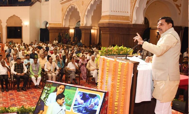 स्थानीय-स्तर-पर-रोजगार-की-संभावनाओं-के-लिए-तैयार-करें-पाठ्यक्रम-:-राज्यपाल-पटेल