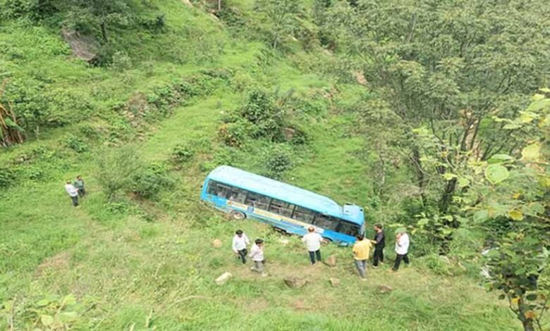 हिमाचल-में-बड़ा-हादसा:-यात्रियों-से-भरी-एचआरटीसी-बस-खाई-में-गिरी,-5-की-मौत,-20-घायल