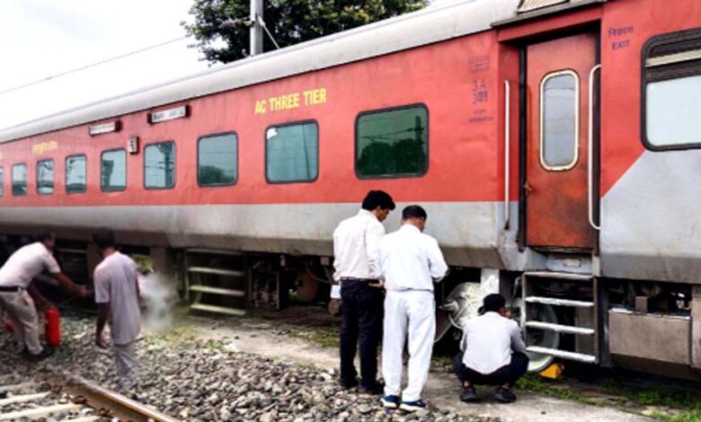 कुशीनगर-एक्सप्रेस-में-तकनीकी-खराबी-से-मचा-हड़कंप,-चक्के-से-उठे-धुएं-ने-रोकीं-पीछे-आ-रही-ट्रेनें