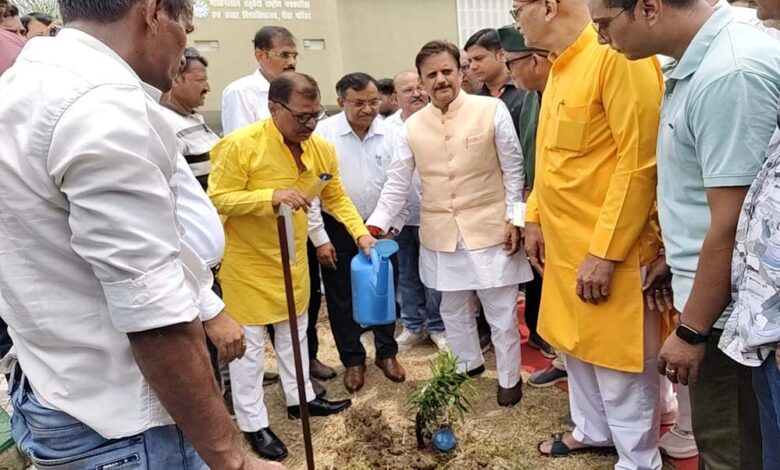 वृक्षारोपण-महाअभियान-में-सभी-सहभागिता-करें-:-उप-मुख्यमंत्री-शुक्ल