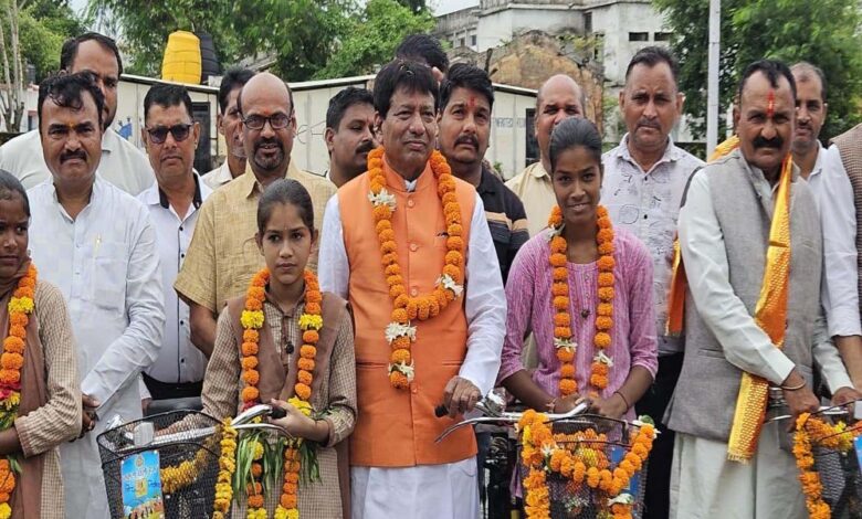 सभी विद्यालयों में विद्यार्थियों को रोजाना प्रार्थना के समय कराये पीटी- गोपाल सिंह इंजीनियर विधायक