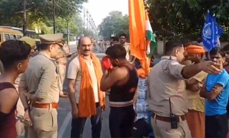 रामपुर-मिलक-में-कांवड़-खंडित-होने-पर-हंगामा,-रेलवे-स्टेशन-के-पास-जाम