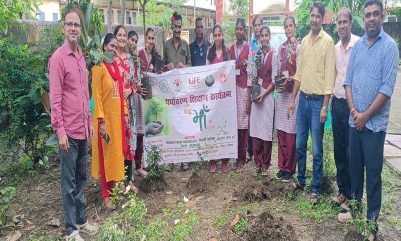 शासकीय कन्या  महाविद्यालय सिवनी मालवा में  एक पेड़ मां के नाम योजना के अंतर्गत पौधे वितरित किये