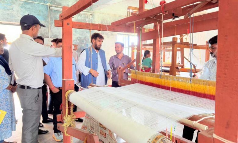 ग्रामोद्योग-बोर्ड-अध्यक्ष-राकेश-पाण्डेय-ने-किया-ग्रामोद्योग-इकाइयों-का-निरीक्षण