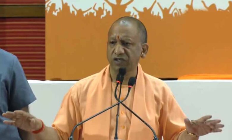 सैनिकों-ने-बलिदान-देकर-देश-की-एकता-अखंडता-को-बरकरार-रखा-:-सीएम-योगी