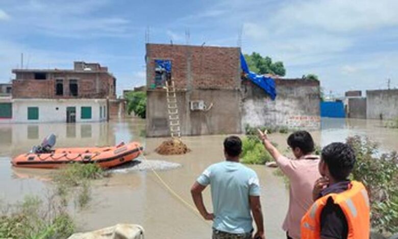डबरा-के-नंदू-का-डेरा-से-50-लोगों-को-रेस्क्यू-कर-सुरक्षित-स्थलों-पर-पहुँचाया