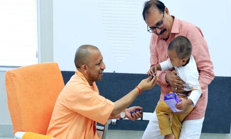 मां-बाप-की-मौत-से-टूटे-तीन-मासूम,-सीएम-योगी-बने-उम्मीद-की-किरण