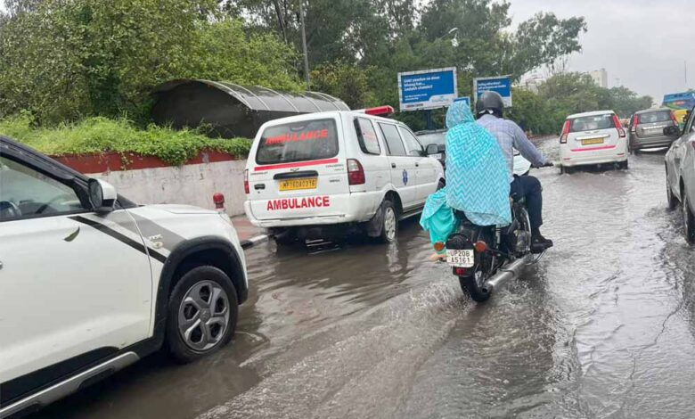 आधे-घंटे-की-बारिश-ने-दिल्ली-को-किया-जलमग्न,-सड़कों-से-एयरपोर्ट-तक-मची-अफरा-तफरी