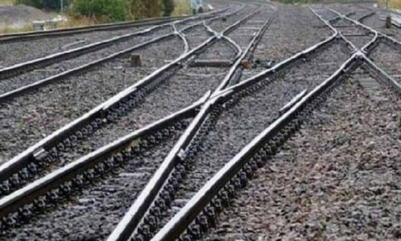 मुंबई-में-बड़ा-रेल-हादसा-टला:-पटरी-में-दरार-से-मचा-हड़कंप,-सेंट्रल-लाइन-पर-आवागमन-प्रभावित