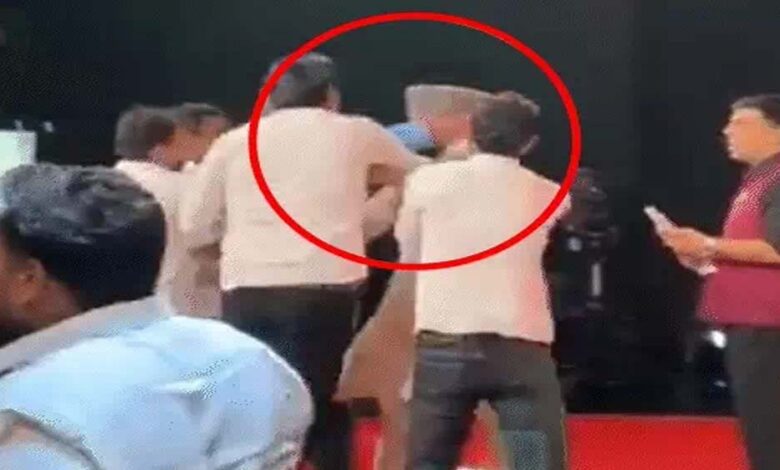 डिबेट-में-बवाल:-डिंपल-पर-टिप्पणी-करने-वाले-मौलाना-रशीदी-को-सपा-कार्यकर्ताओं-ने-पीटा