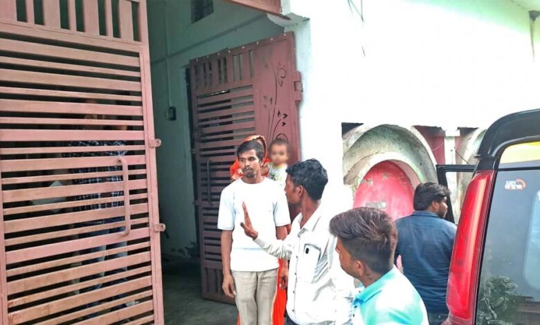 झांसी-में-लोन-की-किस्त-न-देने-पर-बैंककर्मियों-ने-बनाई-महिला-को-बंधक!