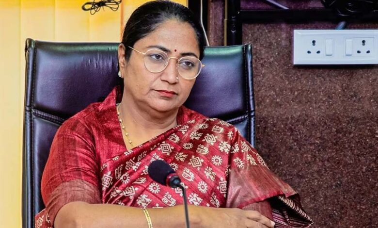 cm-रेखा-गुप्ता-का-केजरीवाल-पर-सीधा-वार:-‘सामने-आएंगे-तो-पूछूंगी-दिल्ली-की-बदहाली-का-जवाब’
