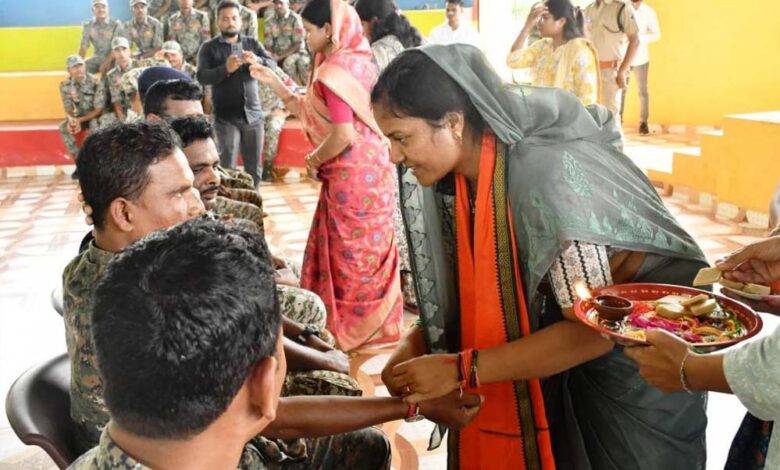 मंत्री श्रीमती राजवाड़े ने कारली पहुंचकर सुरक्षा बल के जवानों को राखी बांधकर शुभकामनाएं दीं