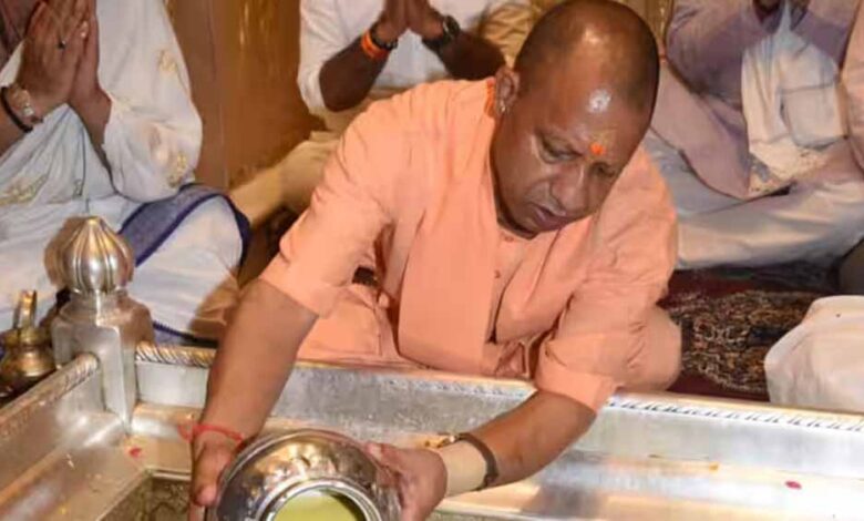 सीएम-योगी-पहुंचे-काशी:-पीएम-मोदी-के-कार्यक्रम-में-होंगे-शामिल,-बाढ़ग्रस्त-क्षेत्रों-का-करेंगे-हवाई-सर्वे