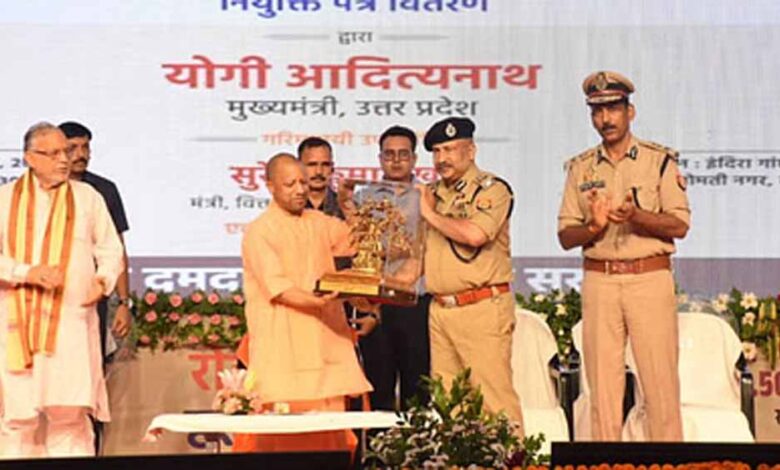 पुलिस-भर्ती-में-नई-पहल:-चयनित-अभ्यर्थियों-को-नियुक्ति-पत्र,-सीएम-योगी-ने-की-30-हजार-नई-भर्तियों-की-घोषणा