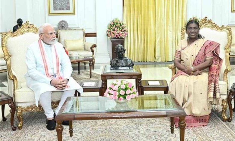 अचानक-मुलाकात:-pm-मोदी-पहुँचे-राष्ट्रपति-मुर्मू-से-मिलने,-क्या-हुई-खास-चर्चा?