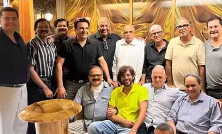 चंकी-पांडे-ने-स्कूल-के-दोस्तों-संग-मनाया-फ्रेंडशिप-डे,-बोले-‘लव-यू’