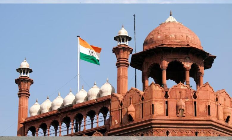 लाल-किले-की-सुरक्षा-में-बड़ी-चूक,-डमी-बम-परीक्षण-में-फेल-7-पुलिसकर्मी-सस्पेंड