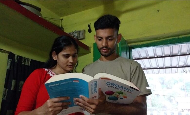 अजय-चक्रवर्ती-बने-brc-में-साइंटिस्ट,-मिट्टी-के-बर्तन-बेचते-हुए-की-पढ़ाई,-परिवार-की-मेहनत-और-संघर्ष-का-नतीजा