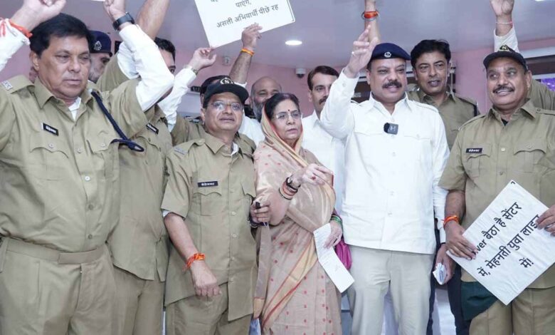कांग्रेस-विधायक-पुलिस-की-वर्दी-में-पहुंचे-विधानसभा,-बोले—यह-व्यापमं-पार्ट-2-है