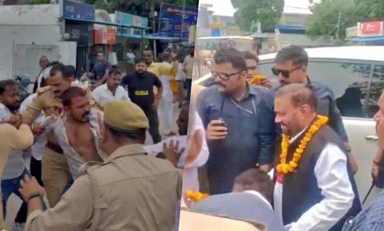रायबरेली-में-स्वामी-प्रसाद-मौर्य-को-दो-युवकों-ने-मारा-थप्पड़,-भड़के-समर्थकों-ने-की-जमकर-धुनाई