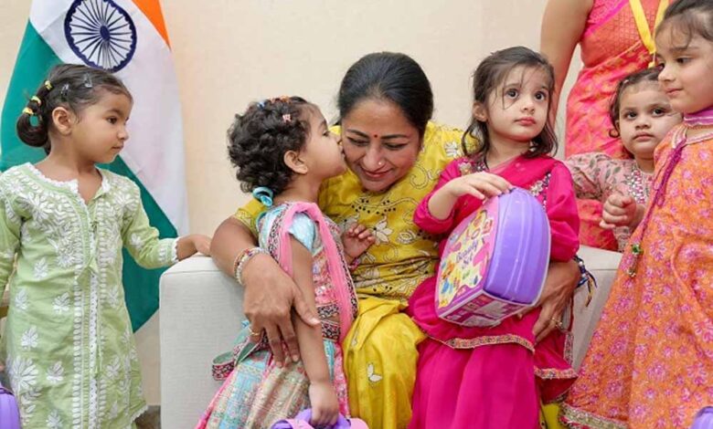 रक्षाबंधन-पर-सीएम-रेखा-गुप्ता-ने-बच्चों-से-बंधवाई-राखी,-भावुक-तस्वीरें-सोशल-मीडिया-पर-छाईं