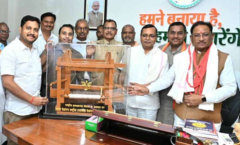 मुख्यमंत्री-विष्णु-देव-साय-से-बुनकर-समाज-के-प्रतिनिधिमंडल-ने-की-सौजन्य-भेंट
